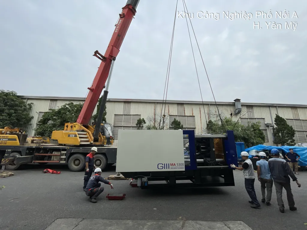 Dịch vụ Thuê xe cẩu lắp đặt máy ép nhựa 