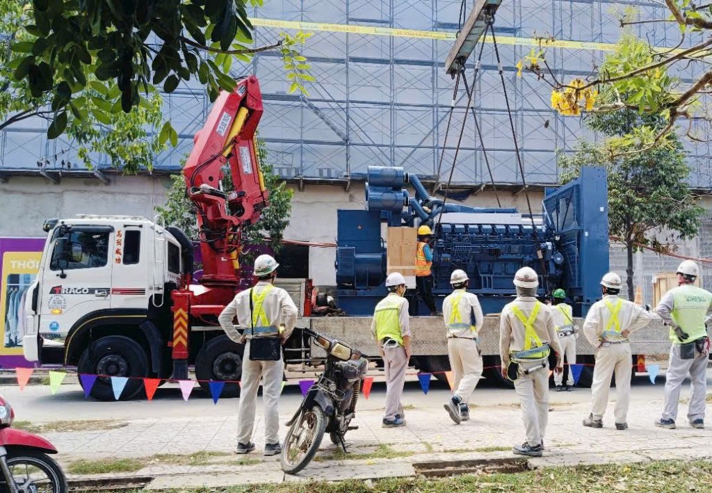 Thuê xe cẩu lắp đặt máy phát điện